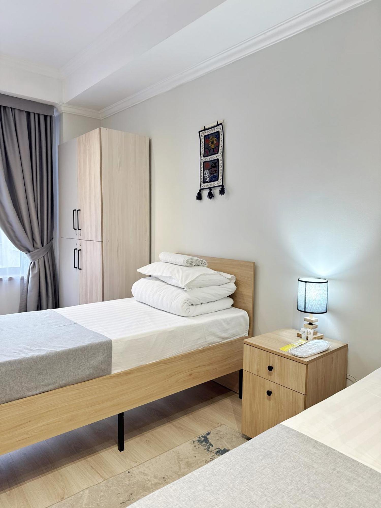 Compass Hostel Bishkek Exteriör bild