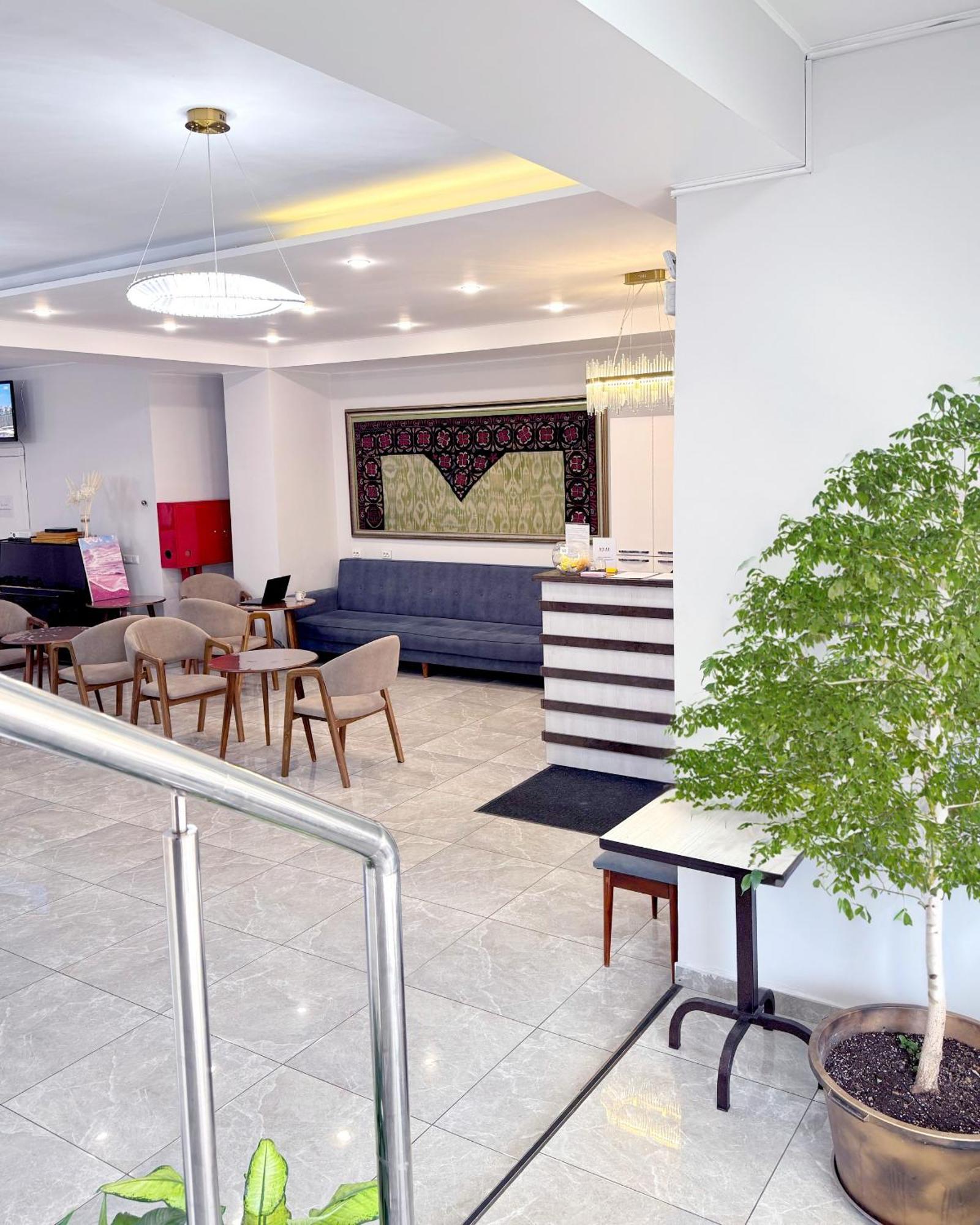 Compass Hostel Bishkek Exteriör bild